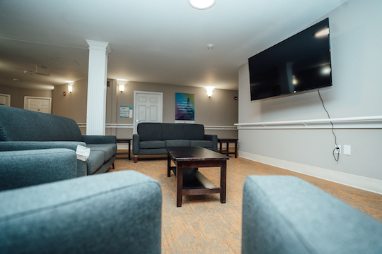 common room with tv on the wall at Praxis of Columbus Ohio addiction treatment facility